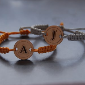 Pulseira Inicial Personalizada Pulseiras de Casal Personalizadas com Letras Gravadas Pulseiras de Madeira para Família com Pulseiras de Presente Inicial Gravada