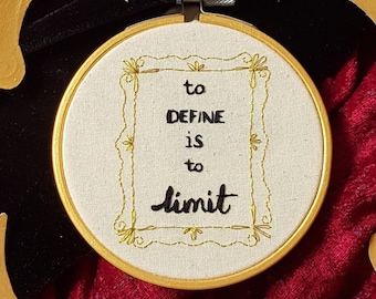 Definire è limitare - Il ritratto di Dorian Gray di Oscar Wilde, ricamo fatto a mano, cerchio dipinto in oro (4", 6", gagliardetto, segnalibro)