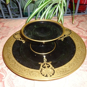 Una impresionante bandeja de 2 piezas de vidrio central de vidrio decorado con oro negro de amatista