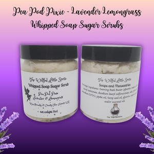 Może przedstawiać: Dwa słoiki ubitego peelingu cukrowego z czarnymi wieczkami. Etykiety brzmią "Pea Pod Pixie - Lavender Lemongrass" i "The Willful Little Sprite". Każdy słoik zawiera 312g produktu. Gałązki lawendy obramowują słoiki.