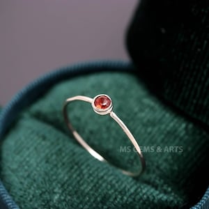 Bague sertie d'un grenat rouge naturel en argent sterling 925 | Bague solitaire œil protecteur à anneau fendu unique | Bijou minimaliste à superposer aux pierres précieuses