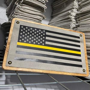 Signo de bandera de manguera contra incendios de línea amarilla delgada, despachador, regalo de despachador, signo de despachador, despachador 911, regalos de despachador 911, regalos de despacho