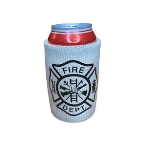 Puede incluir: Un enfriador de latas de tela blanco con un emblema de bombero negro. El emblema presenta una boca de incendios, un hacha, una escalera y un casco de bombero. El texto "FIRE DEPT." está impreso debajo del emblema.