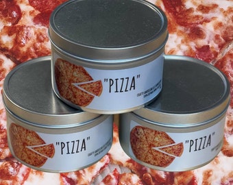 Puede incluir: Tres latas de metal plateadas con etiquetas blancas y una imagen de una rebanada de pizza en cada una. Las etiquetas dicen "PIZZA" en texto negro.