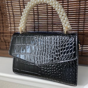 Elegante bolso de mano de piel de cocodrilo negra con asa superior, exclusivo bolso de mano con asa de perla y cuentas blancas, bolso bandolera minimalista con cadena dorada