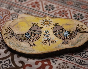 Decoración de pared con pájaros, arte popular en madera, pájaros grabados en madera, placa rústica de madera, regalo de pirograbado hecho a mano