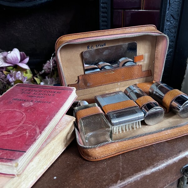 Gents Vintage Vanity 1940s, Grooming Set, Leather Case, Vintage Travel, Gents Gift, Vintage Mens Grooming Set, Brush, Bottles, Containers,