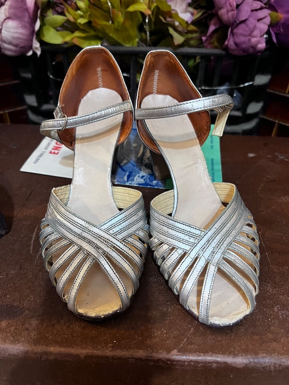 Where to get 1940s flat shoes? : r/VintageFashion