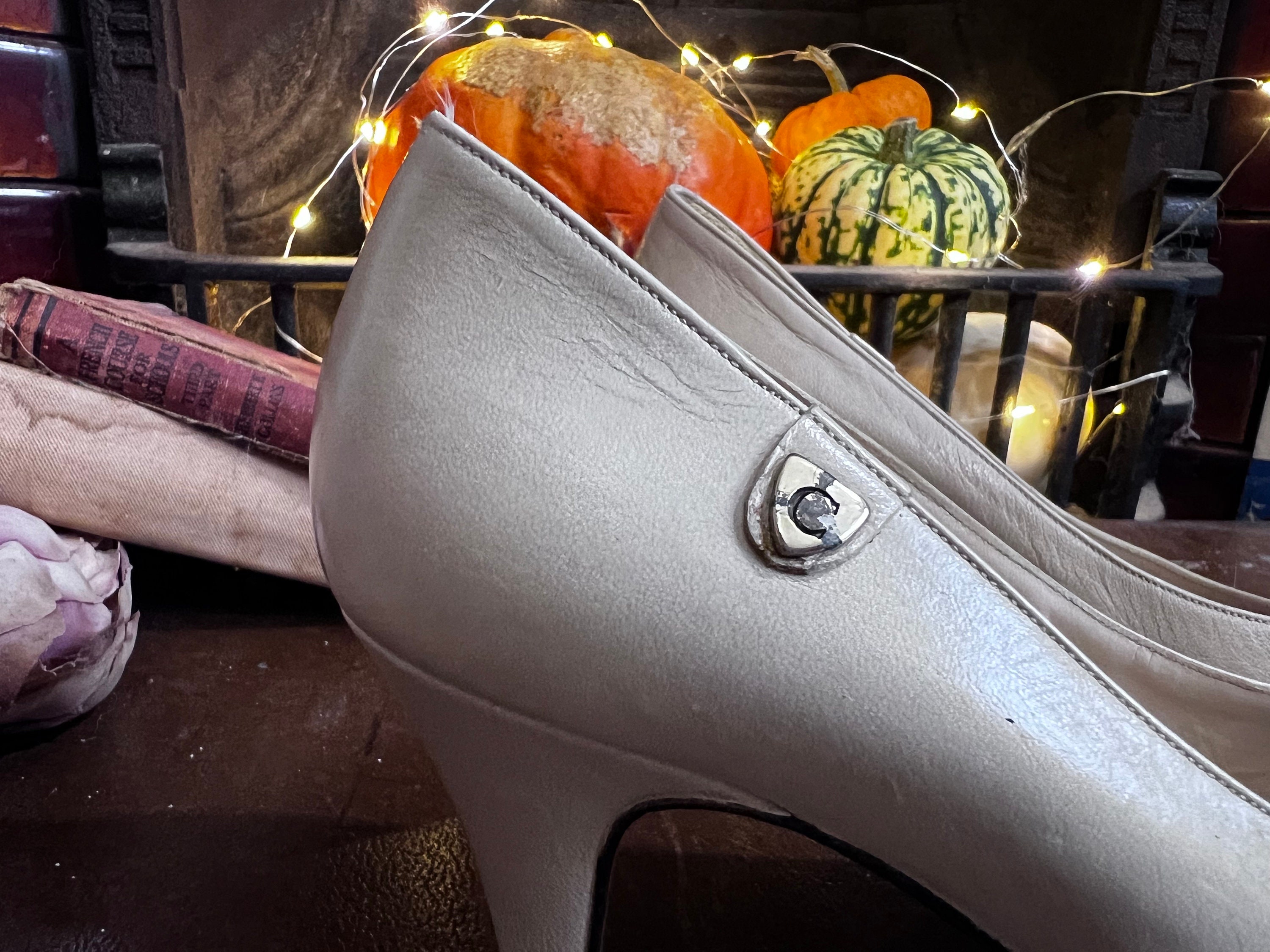 靴 Vintage celine shoes Vintage Shoes 50's, Céline, Paris Vintage Cream Shoes, Pale