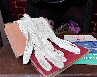 Vintage Ladies Gloces, cream Stretch crochet Gloves lace  Style cream Gloves -  Size Small Gloves, Ladies Gloves, cream Gloves, lace gloves