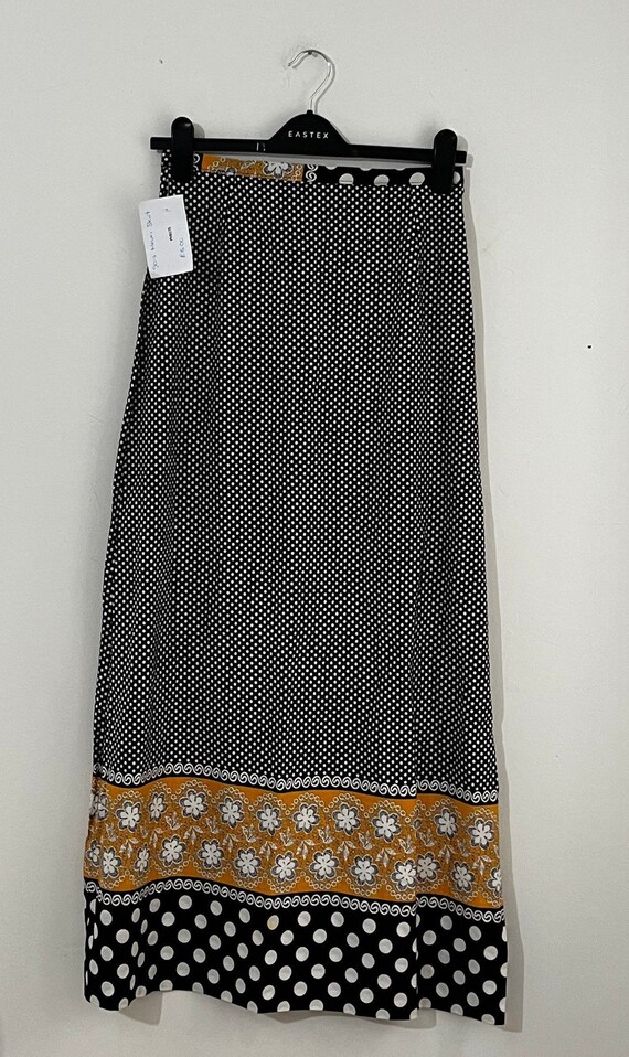 Black flowy skirt yellow 2025