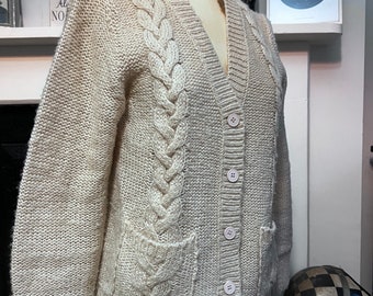 Vintage cremefarbene Strickjacke Langarm-Strickjacke mit Zopfmuster, Cardigan, Vintage, Strickmode, Vintage-Weste, 70er Jahre Cardigan cremefarbene Strickjacke Taschen Acryli