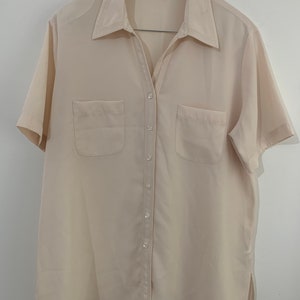 Blusa semitransparente vintage color crema: corte cuadrado, abotonada, talla 14