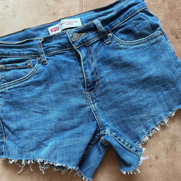 Vintage Denim Short Levi Cut Offs W27 - short en jean délavé clair - Levi Jeans Cut Offs 502, short Levi, denim vintage, levis vintage