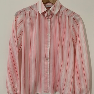 Vintage Debenhams-blouse met rode streep uit de jaren 80: hoge knoopsluiting aan de voorkant