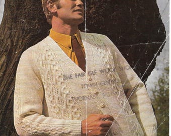 Patrón de tejido de jersey Patons Capstan 6181 'Atractivo masculino con look Aran' (5 tallas: 96 a 117 cm)