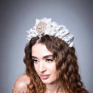 White Mermaid crown Seashell crown Seashell tiara Ocean hair accessories Mermaid photo prop Sea Queen crown Mermaid costume Sea queen siren