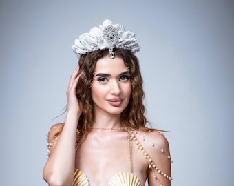White Mermaid crown Seashell crown Seashell tiara Ocean hair accessories Mermaid photo prop Sea Queen crown Mermaid costume Sea queen siren