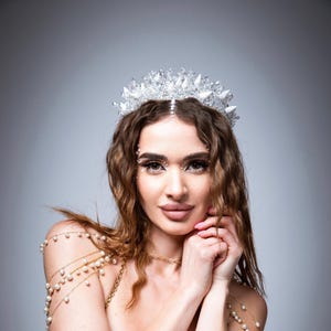 White Mermaid crown Seashell crown Seashell tiara Ocean hair accessories Mermaid photo prop Sea Queen crown Mermaid costume Sea queen siren
