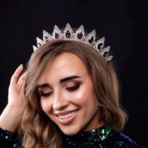 Burgundowa kryształowa tiara ślubna