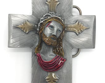 Hebilla de cinturón con Jesús y cruz.