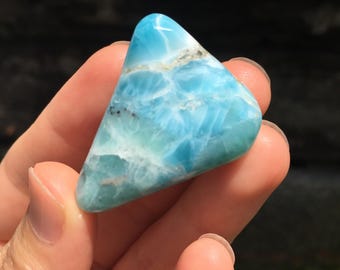 Piedra de larimar de alta calidad de 17 g, larimar de forma libre procedente de República Dominicana.