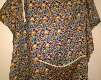 Voedingschort/cloth with diaper pouch.