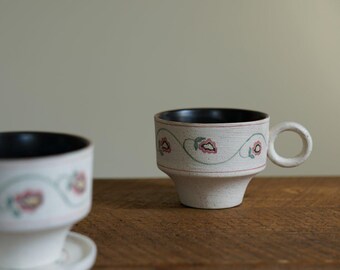 Donna Anziana Che Gode Della Tazza Di Tè O Del Caffè Immagine Stock Donna Anziana Che Gode Della Tazza Di T%c3%a8 O Del Caff%c3%a8 Sopra Fondo Marrone Image29783481