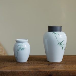 Green Bamboo Leaves Tea Jar