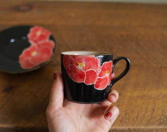 Handbemalte schwarz glasierte rote Pfingstrose Teetasse