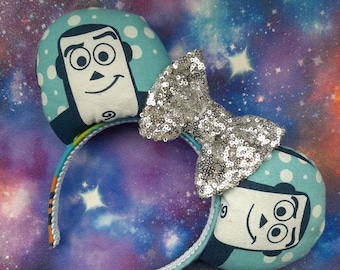 Orejas de Minnie de Buzz Lightyear de Toy Story listas para enviar con lazo de lentejuelas.