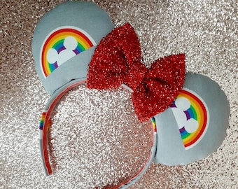 Orejas de Mickey Minnie con arcoíris inspiradas en LGBTQ, listas para enviar, con lazo rojo brillante.