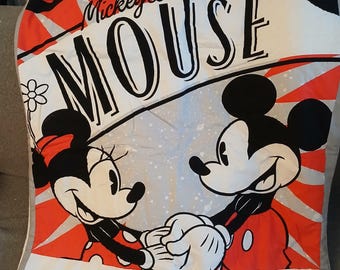Manta acolchada grande retro de Mickey y Minnie, lista para enviar.