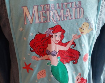 Chaqueta vaquera vintage reelaborada con el personaje de La Sirenita de Disney para niños.