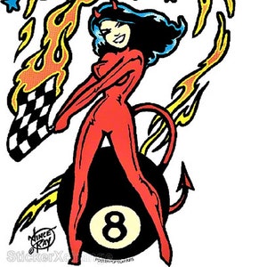 Puede incluir: Una mujer diablo roja con cuernos y cola, vestida con un traje de carreras rojo, sosteniendo una bandera a cuadros, de pie sobre una bola negra 8 con llamas y estrellas a su alrededor.