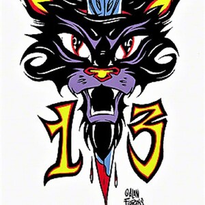 Könnte beinhalten: Eine schwarze Katze mit einem violetten Gesicht und gelben Augen wird von einem Dolch mit grünem Griff und blauer Klinge durchbohrt. Der Dolch trägt ein gelbes Banner mit dem Wort "LUCK" darauf. Die Zahl "13" ist in Gelb unter der Katze geschrieben. Die Unterschrift des Künstlers befindet sich unten rechts.