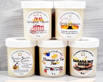 Könnte beinhalten: Fünf Gläser mit duftendem Sojawachs und weißen Deckeln. Jedes Glas hat ein Etikett mit einem anderen Thema: Carnival Treats, Circus Concession, Pumpkin Souffle Sugar Cookies, Munchies @ The Fair und Banana Nut Bread. Jedes Glas ist 113 Gramm.