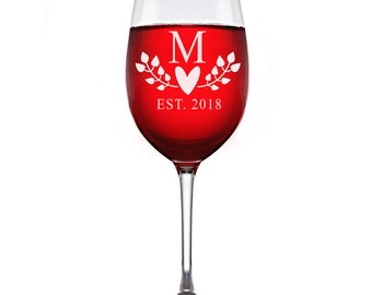 Engraved Heart Wreath Monogram Wine Glass, Custom Wine Glass,Monogram Design Wine glass,Personalized wine glass Gift,Engraved Wine Glass