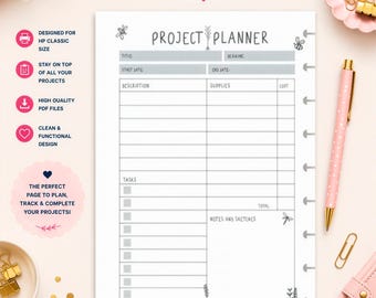 Può includere: Una pagina stampabile del project planner con il testo "Project Planner Page Printable". Il design include sezioni per attività, descrizioni e forniture. La pagina è progettata per il formato HP Classic ed è un download immediato.
