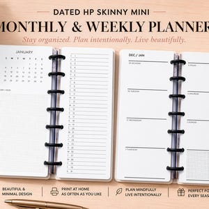 Op de afbeelding: Een wit en zwart planner met de tekst "DATED HP SKINNY MINI MONTHLY & WEEKLY PLANNER". De planner is open en toont maandelijkse en wekelijkse lay-outs. Een kaars en een kleine plant staan op de achtergrond.
