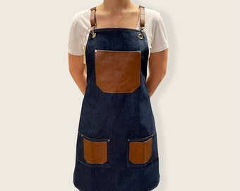 Delantal de mezclilla con bolsillos anchos y correas de piel sintética: delantal de trabajo unisex personalizado para baristas, artistas y cantineros.