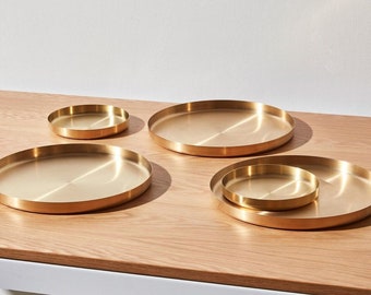 Featured image of post Gold Round Table Tray / At houzz we want you to shop for brimfield & may metal wood tray table 20x25 part # 85468 with confidence.