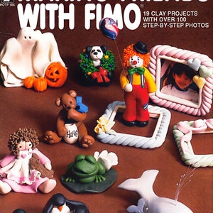 Könnte beinhalten: Ein Buch mit dem Titel "Making Friends with Fimo" mit 19 Tonprojekten und über 100 Schritt-für-Schritt-Fotos. Der Umschlag zeigt verschiedene Tonfiguren, darunter ein Geist, ein Panda, ein Clown, ein Bilderrahmen, ein Teddybär, ein Frosch, ein Wal und Pinguine.