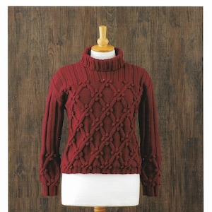 Op de afbeelding: Een donkerrode trui met een rolkraag en een ruitpatroon. De trui wordt gepresenteerd op een houten mannequin.