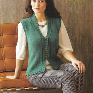 Puede incluir: Un chaleco de punto verde con cuello en V y cierre de botones. El chaleco se lleva sobre una camisa blanca y pantalones estampados. El texto "The Jackie Vest" y "This simple vest is not only easy to wear, but incredibly easy to knit too." es visible en la parte inferior de la imagen. El texto "THE PERFECT PIECE TO TEAM WITH YOUR TAILORING FOR A POLISHED LOOK" es visible en la esquina superior derecha de la imagen.
