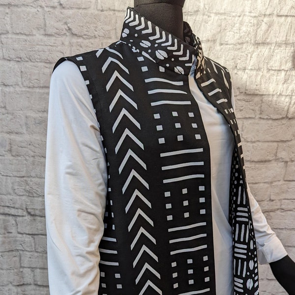 Unisex Blk-white African mudcloth sleeveless vest jacket.Side seam pockets, stand collar,lined open front.African textile art. Sz med-large.