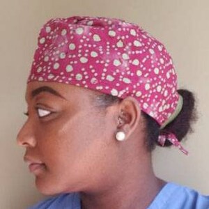 Burgundy Unisex scrub/chef&#39;s cap with tie closure.Pre-washed,pre-shrunk,easy care, Authentic Indonesian cotton batik . Machine washable.