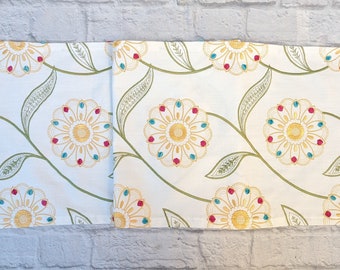 Embroidered Floral Linen Table Runner: Elegant Dining Decor