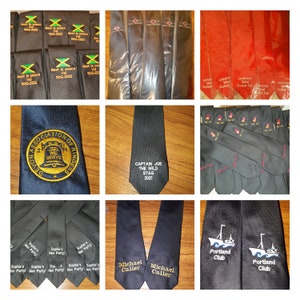 Può includere: Una collezione di cravatte nere e rosse con vari disegni ricamati. Alcune cravatte presentano testo come "Rest in Peace", "Captain Joe", "Michael Caller" e "Portland Club". Altre cravatte hanno loghi o simboli come una campana, un cervo e una barca.