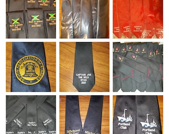 Wysokiej jakości haftowane krawaty z logo firmy w kolorze granatowym lub czarnym. Męski mundur roboczy do biura, formalny prezent na Boże Narodzenie.